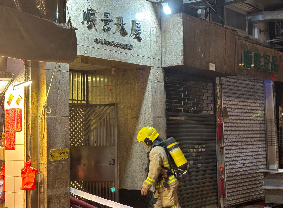 旺角順景大廈天台發生火警,多輛消防車到場。(中通社)