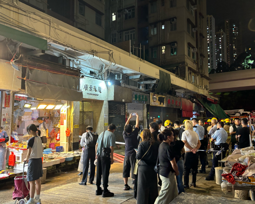 旺角順景大廈天台發生火警,多輛消防車到場。(中通社)