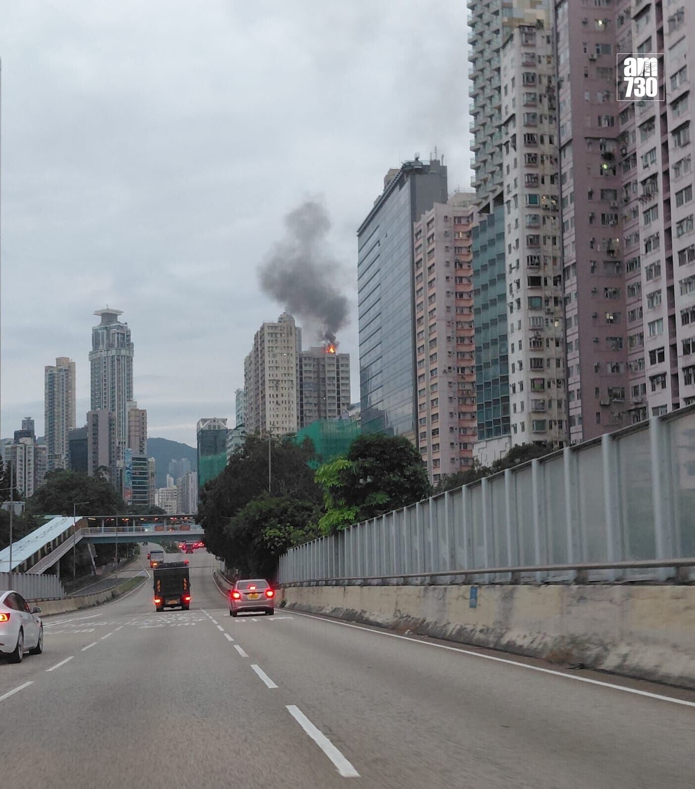 旺角順景大廈天台起火。(讀者提供)