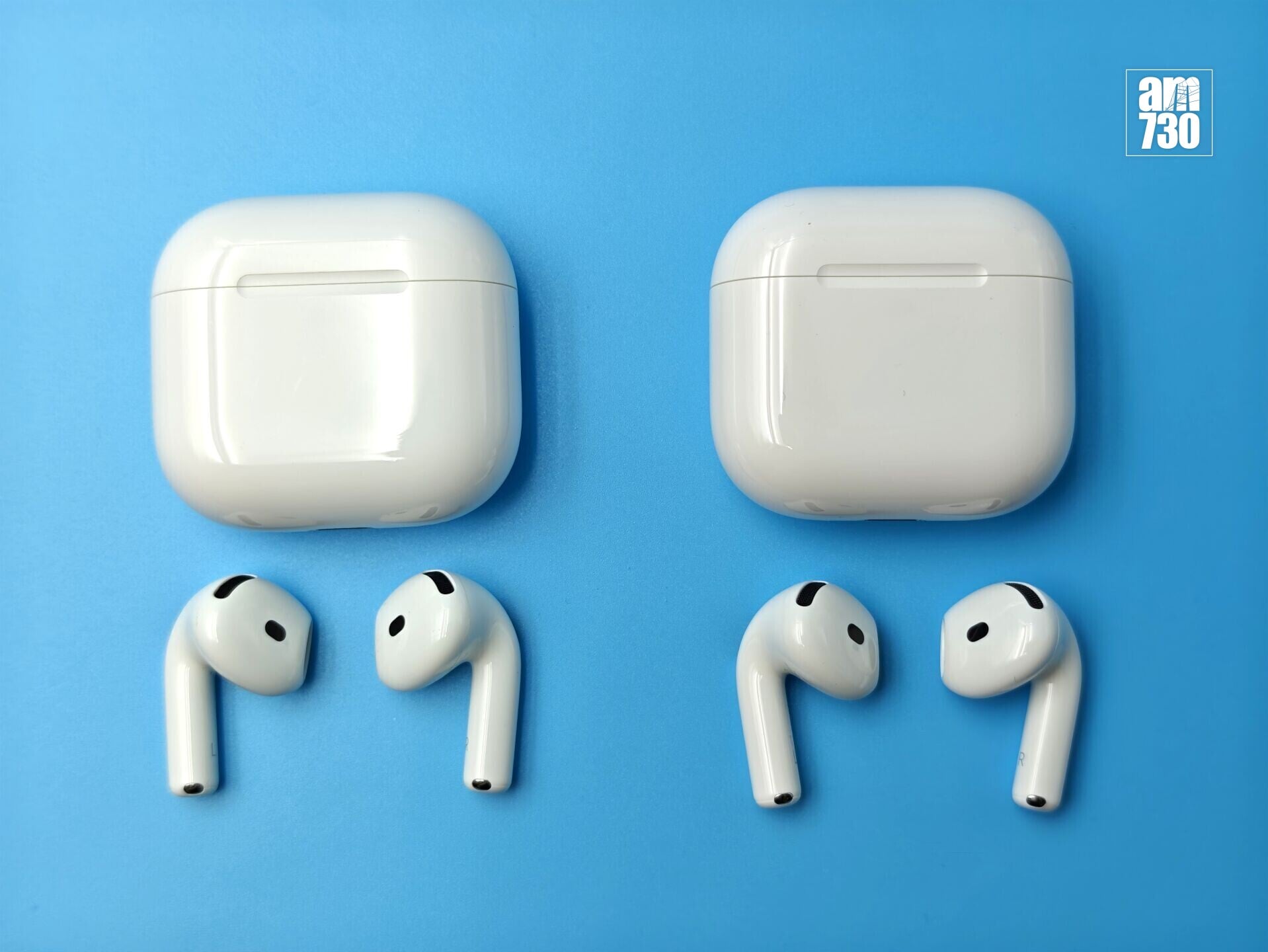 AirPods 5(右)與AirPods 4(左)幾乎沒有分別。