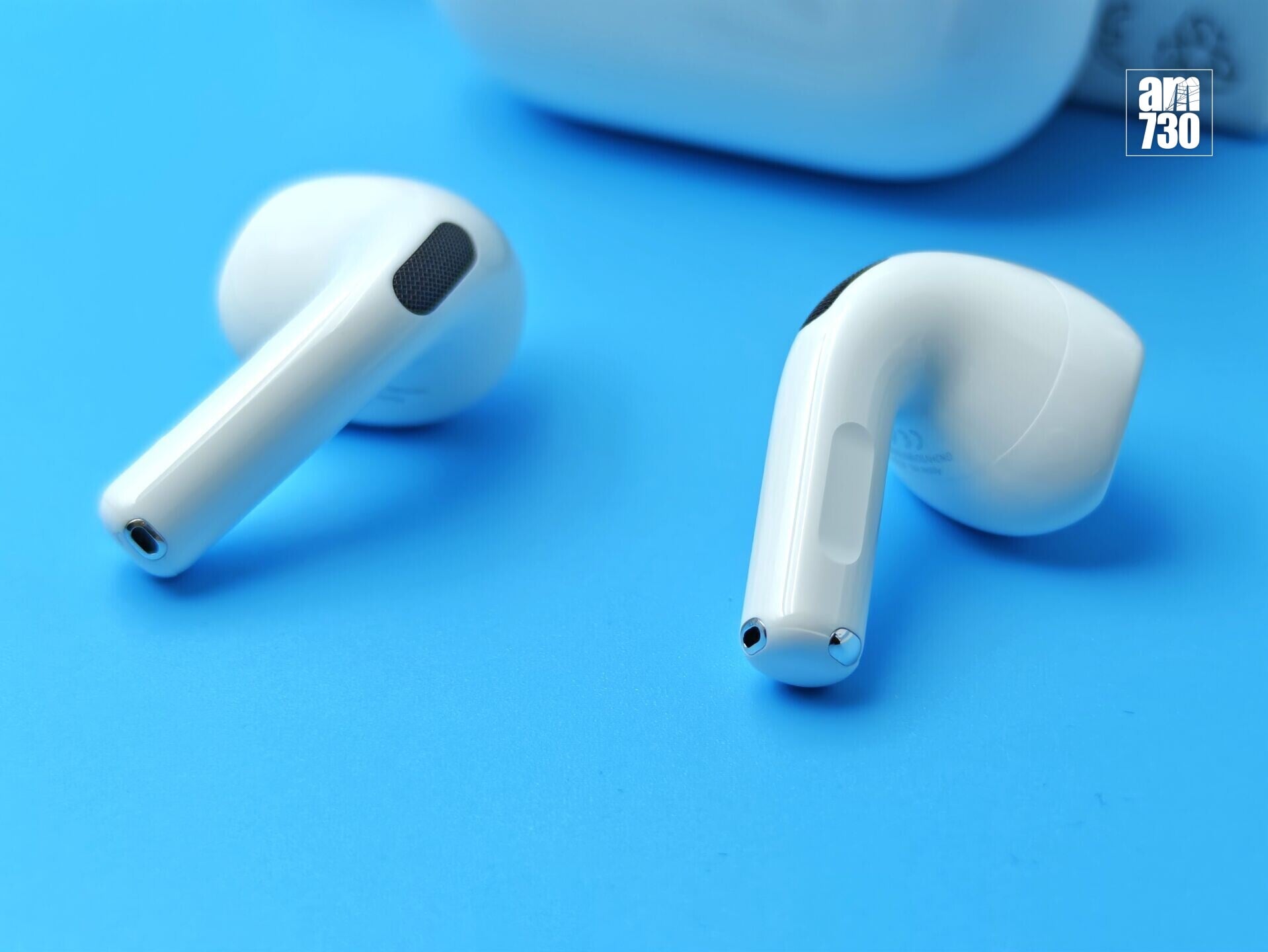 AirPods 5無線充電盒版本的耳機柄上有力度感應器可上下掃調校音量。