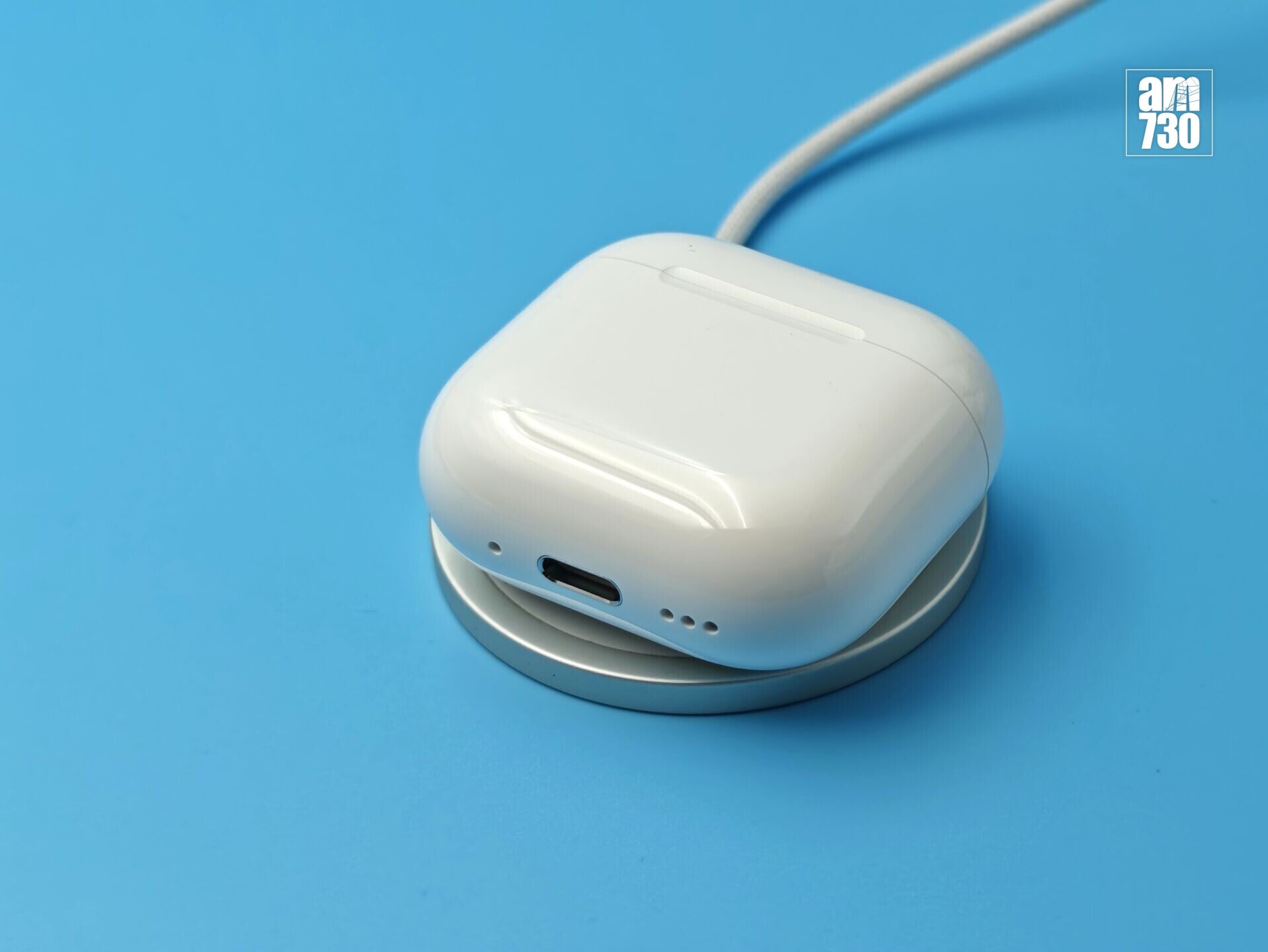 AirPods 5無線充電盒版本可無線充電。