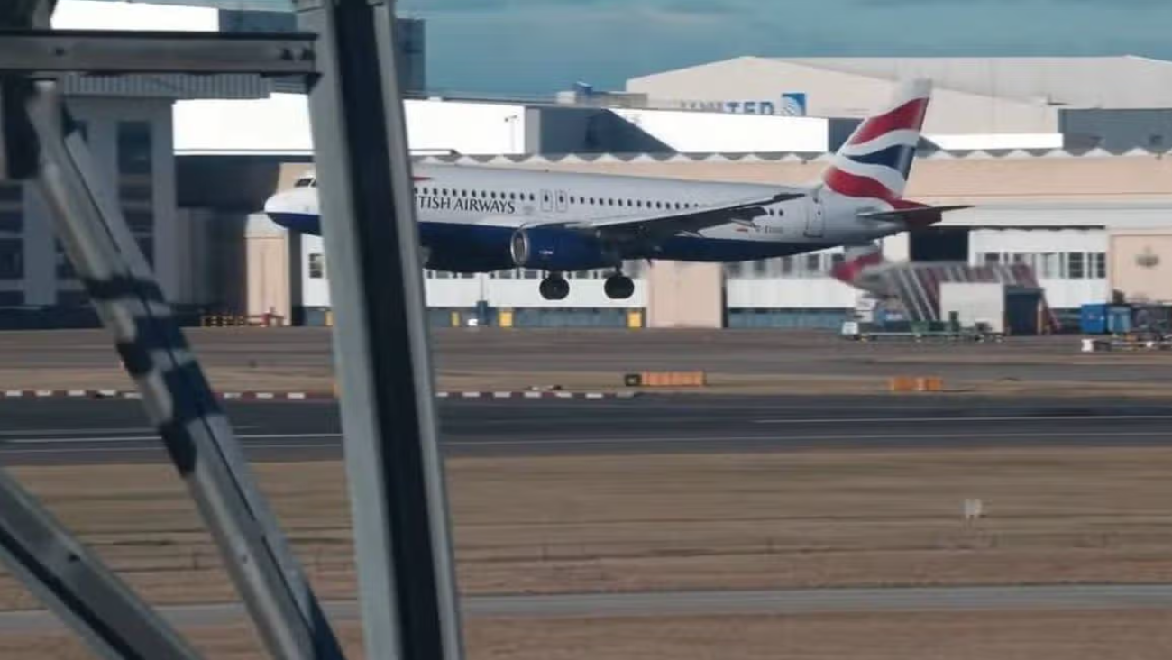 英航客機驟降28000呎 氧氣罩掉落嚇壞乘客 緊急折返倫敦希思羅機場