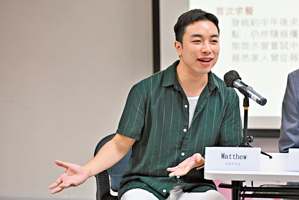 Matthew自高中發病,不時出現蕁麻疹,初次求醫獲處方抗組織胺,惟效果有限,並嘗試過中醫及不同偏方均無效,一度放棄治療。至近年認識生物製劑,嘗試至今未再發病,終於可如常生活,現以口服小分子抑制劑控病。