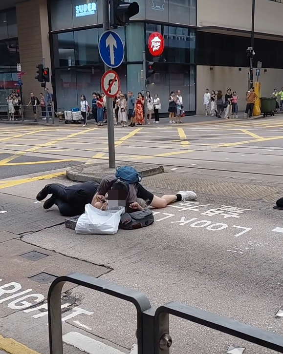 中環周日(4日)發生街頭衝突,兩名中年男子疑於落電車時發生碰撞,繼而口角打鬥,有人被當場壓地制服(影片截圖)