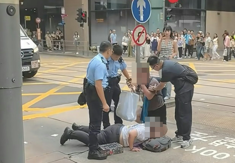 中環周日(4日)發生街頭衝突,兩名中年男子疑於落電車時發生碰撞,繼而口角打鬥,有人被當場壓地制服(影片截圖)