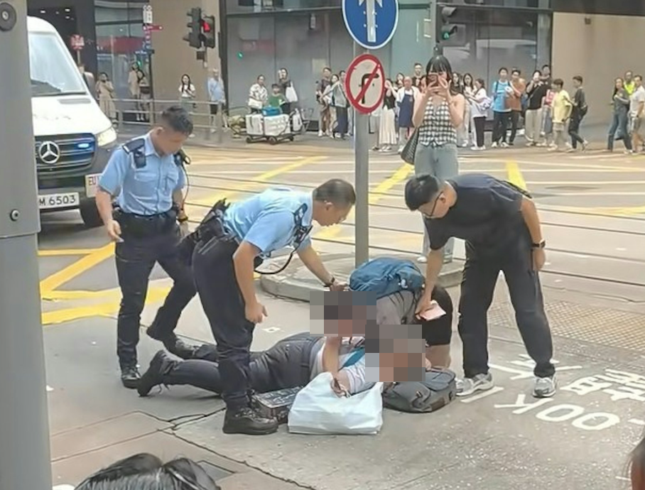 中環周日(4日)發生街頭衝突,兩名中年男子疑於落電車時發生碰撞,繼而口角打鬥,有人被當場壓地制服(影片截圖)