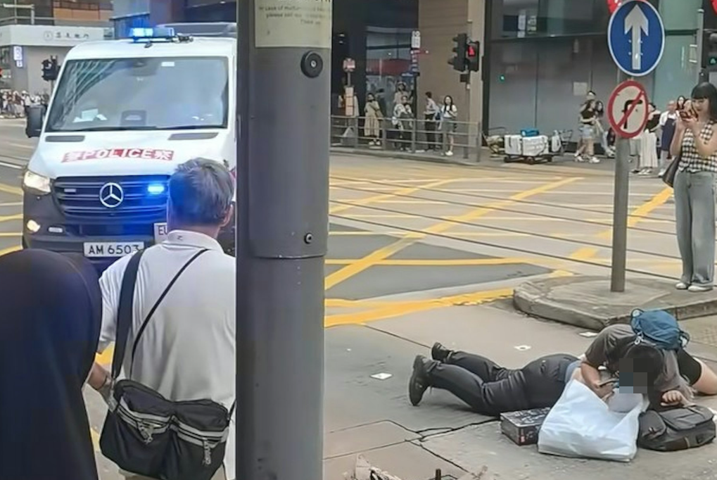 中環周日(4日)發生街頭衝突,兩名中年男子疑於落電車時發生碰撞,繼而口角打鬥,有人被當場壓地制服(影片截圖)