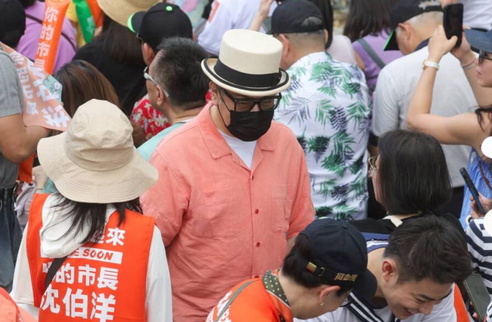 台灣知名主持人蔡康永現身民進黨台北市長參選人沈伯洋的競選總部成立大會(網上圖片)