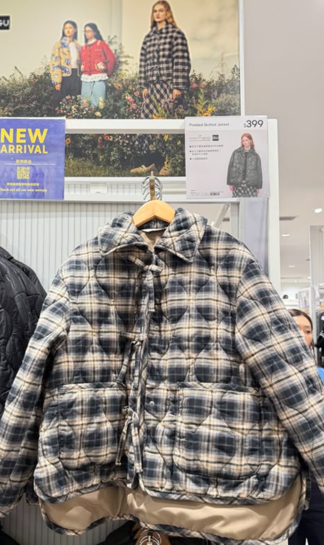 日本服飾品牌GU近日推出一款主打英倫復古風的格紋夾層外套,因其配色與格紋圖案與本港公立醫院的深色格仔病人服近乎如出一轍,在社交平台掀起討論,惹來網民抽水。(Threads)