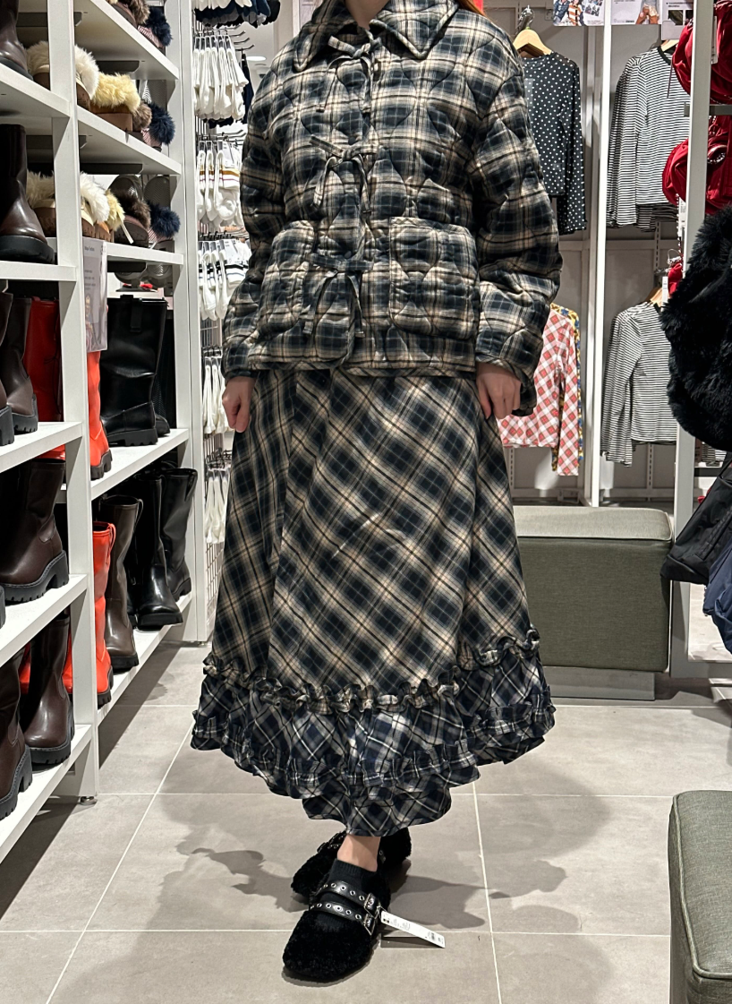 日本服飾品牌GU近日推出一款主打英倫復古風的格紋夾層外套,因其配色與格紋圖案與本港公立醫院的深色格仔病人服近乎如出一轍,在社交平台掀起討論,惹來網民抽水。(Threads)
