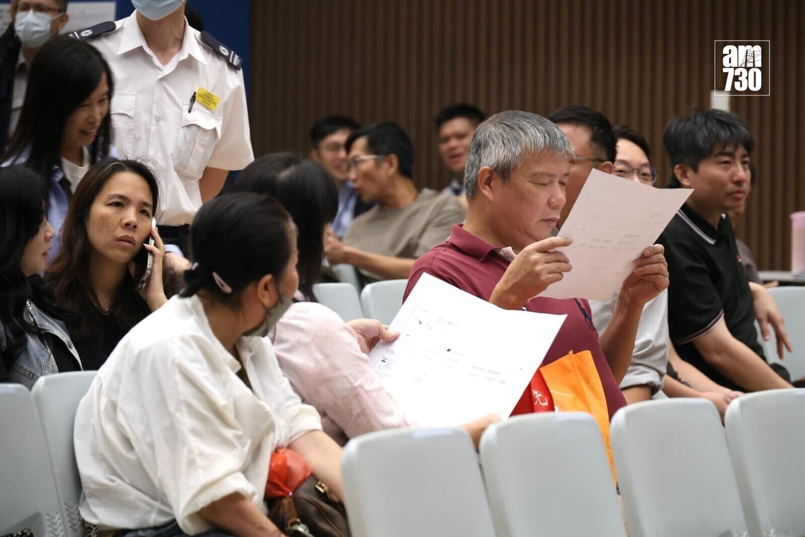 維園年宵市場攤位的競投一連三天舉行,今年年宵共設400個攤位。(周令知攝)