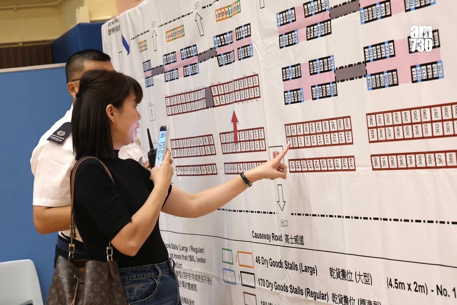 維園年宵市場攤位的競投一連三天舉行,今年年宵共設400個攤位。(周令知攝)