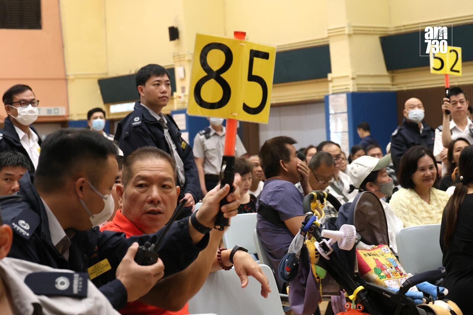 維園年宵市場攤位的競投一連三天舉行,今年年宵共設400個攤位。(周令知攝)