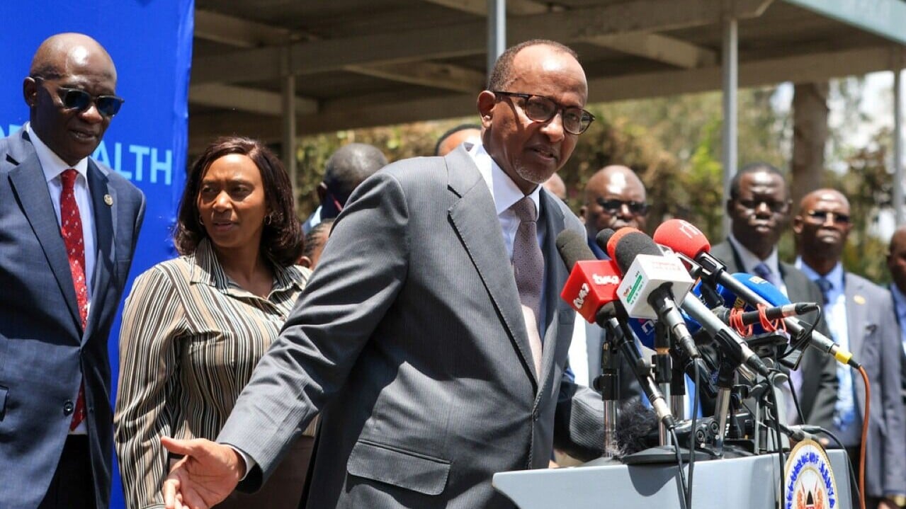 肯雅衛生部長 Aden Duale 召開記者會證實肯雅出現首例輸入性伊波病毒死亡個案（AP）