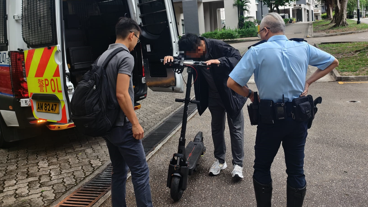 新界南總區交通部聯同大嶼山警區交通隊及軍裝巡邏小隊在大嶼山打擊非法使用電動可移動工具，共拘捕5名本地男子及1名本地女子(警方圖片)