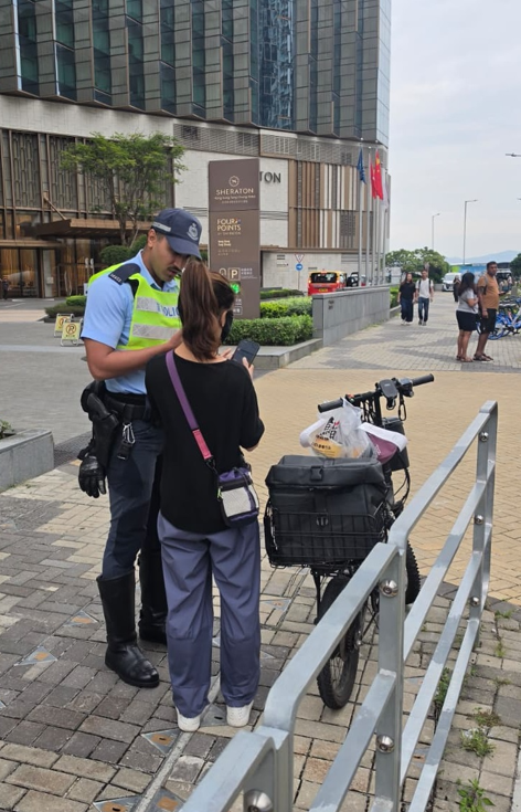 新界南總區交通部聯同大嶼山警區交通隊及軍裝巡邏小隊在大嶼山打擊非法使用電動可移動工具,共拘捕5名本地男子及1名本地女子(警方圖片)