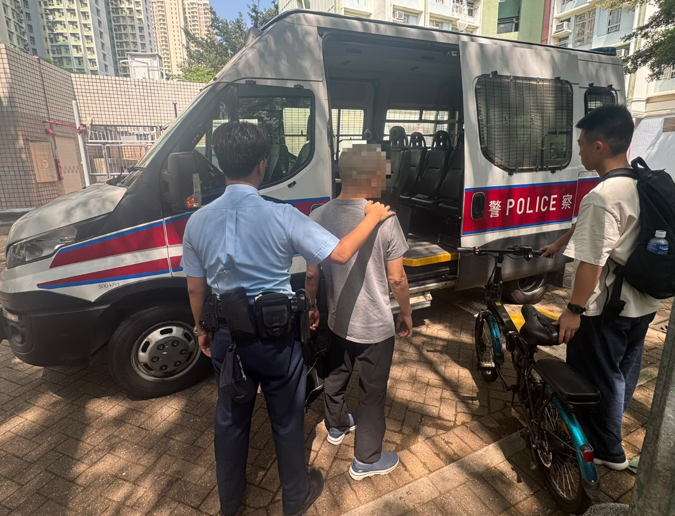 新界南總區交通部聯同大嶼山警區交通隊及軍裝巡邏小隊在大嶼山打擊非法使用電動可移動工具,共拘捕5名本地男子及1名本地女子(警方圖片)