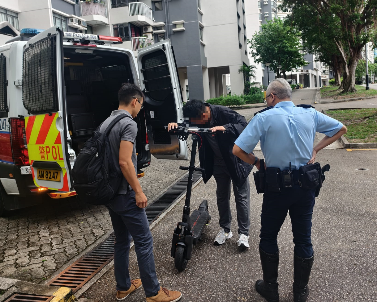 新界南總區交通部聯同大嶼山警區交通隊及軍裝巡邏小隊在大嶼山打擊非法使用電動可移動工具,共拘捕5名本地男子及1名本地女子(警方圖片)