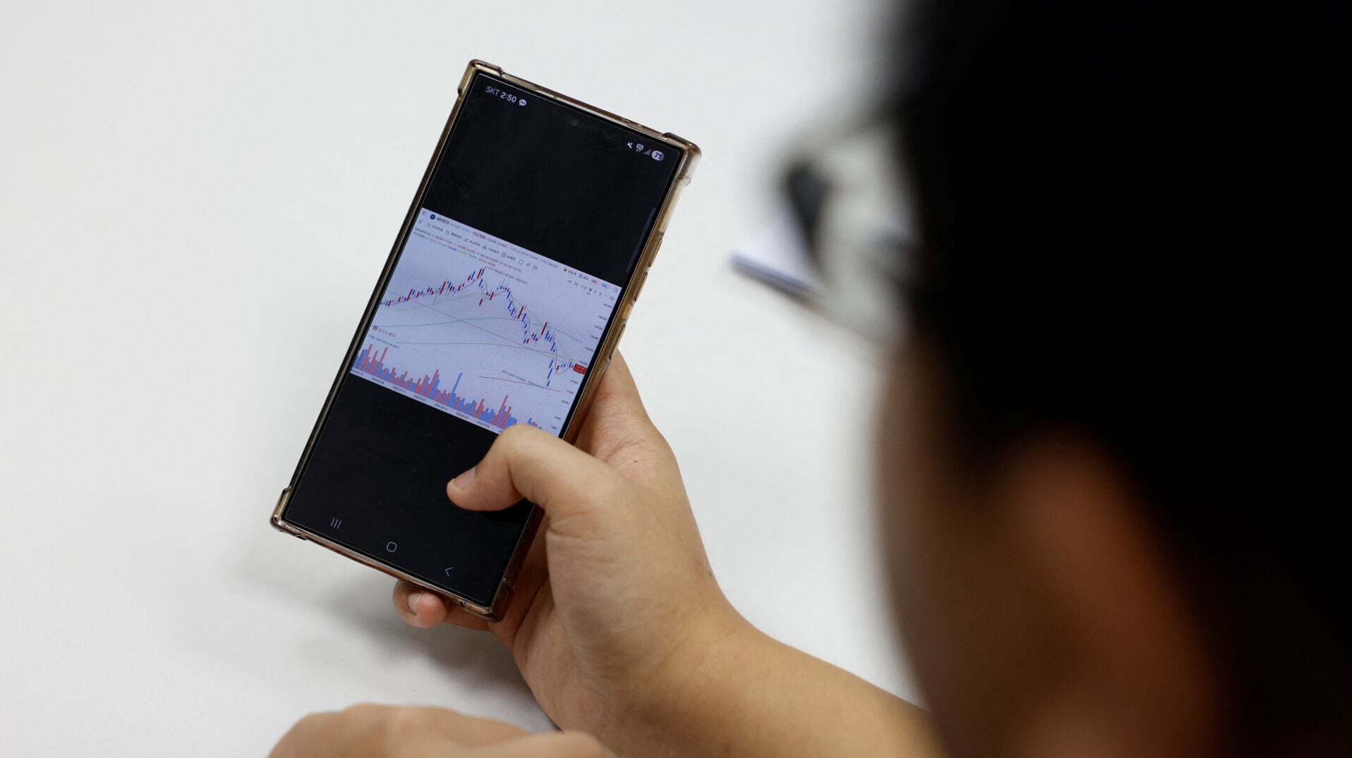 據報南韓散戶在投資追蹤三星電子和SK海力士的槓桿ETF，合共錄得約2.3萬億韓元虧損。(資料圖片/路透社)