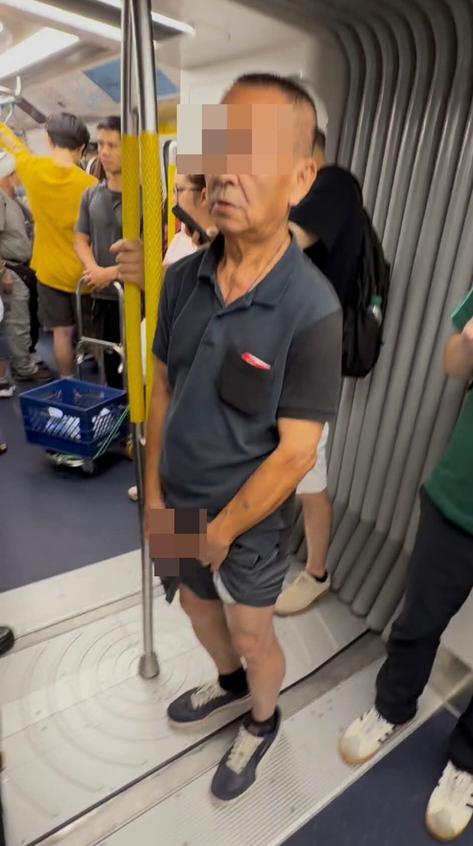 一名男子在港鐵車廂內站立時露出下體,疑似自瀆,影片上傳者表示,事發於早上11時許,男子於尖沙咀站下車,已經報警:「露鳥男出尖沙咀站,女士們小心!」(Threads)