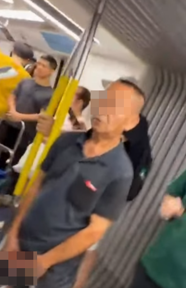 一名男子在港鐵車廂內站立時露出下體,疑似自瀆,影片上傳者表示,事發於早上11時許,男子於尖沙咀站下車,已經報警:「露鳥男出尖沙咀站,女士們小心!」(Threads)