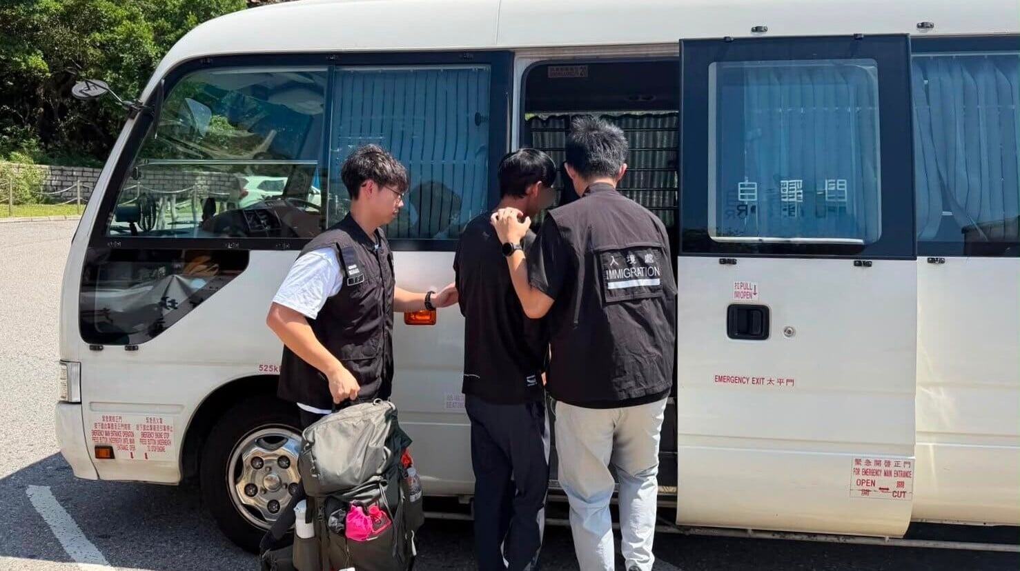 圖示懷疑非法勞工在行動中被捕。