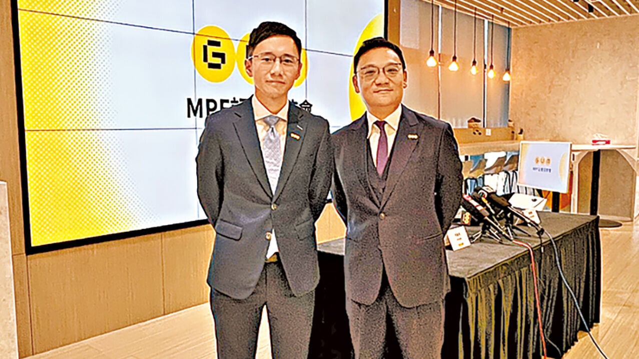 劉嘉鴻(右)表示，按目前情況，預計全年強積金回報介乎6%至7%，惟不及去年約16.7%。