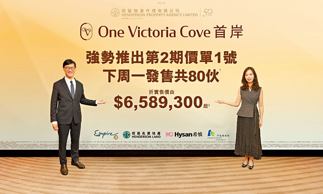 韓家輝(左)稱，「首岸」系列迄今累售735伙，套現62.2億元。