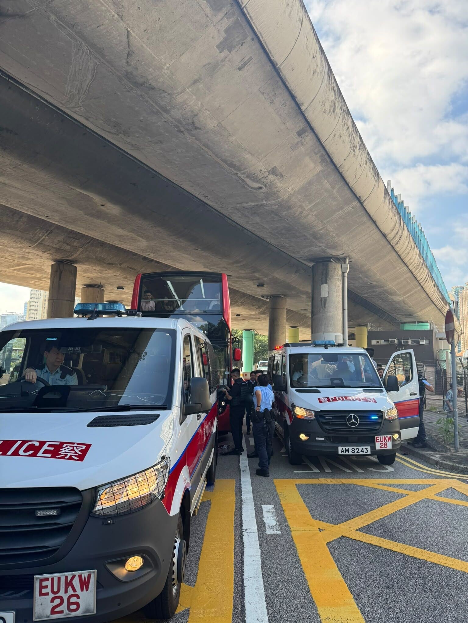 九龍灣啟業邨啟業市場有一名男子持刀遊蕩,警方接報後翻查閉路電視片段追蹤,發現涉案男子在旺角登上一輛九巴,最終在太子道東近彩虹邨截停巴士,以「涉嫌藏有攻擊性武器」拘捕該名46歲姓羅男子,並在其斜孭袋內搜出一把約32厘米長的刀。(警方圖片)