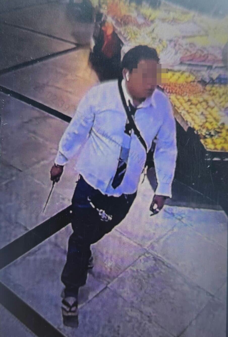 九龍灣啟業邨啟業市場有一名男子持刀遊蕩,警方接報後翻查閉路電視片段追蹤,發現涉案男子在旺角登上一輛九巴,最終在太子道東近彩虹邨截停巴士,以「涉嫌藏有攻擊性武器」拘捕該名46歲姓羅男子,並在其斜孭袋內搜出一把約32厘米長的刀。(警方圖片)