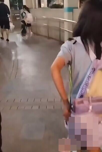 男子上前搶去女童一袋啤酒,責罵一句「廢人」後匆匆離開。(FB/富泰邨 Fu Tai Estate)
