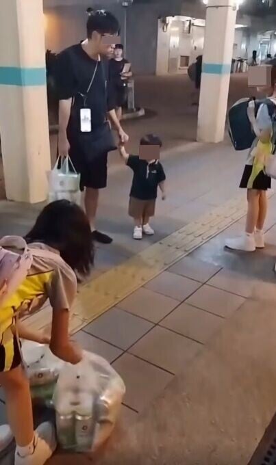 男子上前搶去女童一袋啤酒,責罵一句「廢人」後匆匆離開。(FB/富泰邨 Fu Tai Estate)