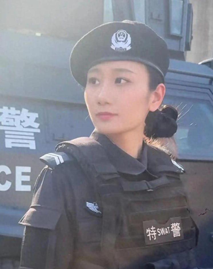 上海女特警錢雪穎執勤時經常成為焦點,吸引不少市民旅客提出合照要求,網上亦不時流傳她執勤時的影片。(影片截圖)