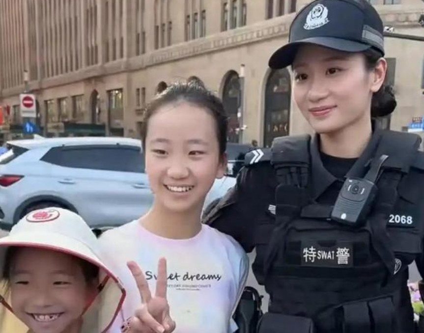 上海女特警錢雪穎執勤時經常成為焦點,吸引不少市民旅客提出合照要求,網上亦不時流傳她執勤時的影片。(影片截圖)