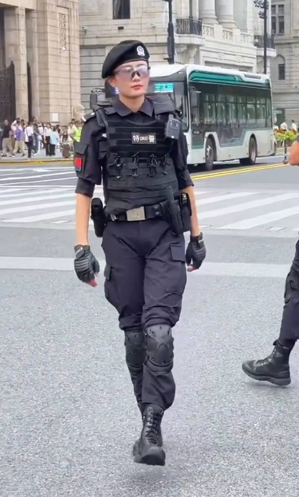 上海女特警錢雪穎執勤時經常成為焦點,吸引不少市民旅客提出合照要求,網上亦不時流傳她執勤時的影片。(影片截圖)