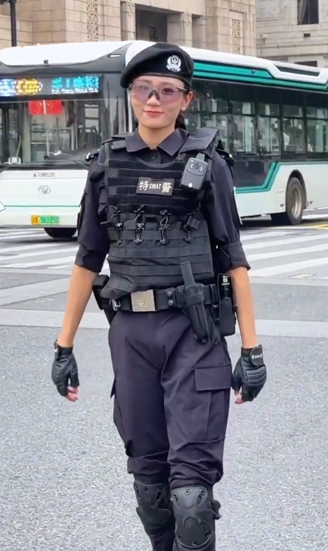 上海女特警錢雪穎執勤時經常成為焦點,吸引不少市民旅客提出合照要求,網上亦不時流傳她執勤時的影片。(影片截圖)
