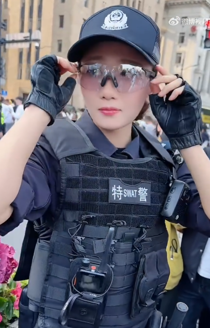 上海女特警錢雪穎執勤時經常成為焦點,吸引不少市民旅客提出合照要求,網上亦不時流傳她執勤時的影片。(影片截圖)