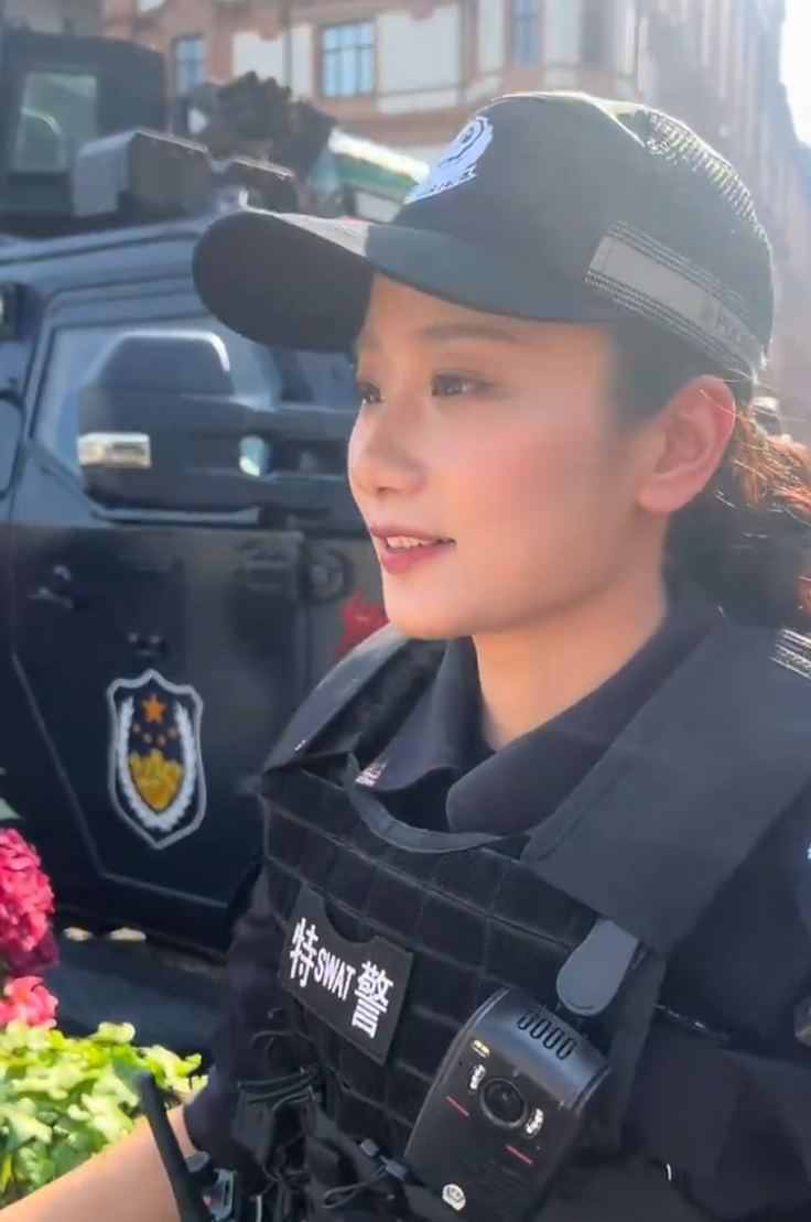 上海女特警錢雪穎執勤時經常成為焦點,吸引不少市民旅客提出合照要求,網上亦不時流傳她執勤時的影片。(影片截圖)