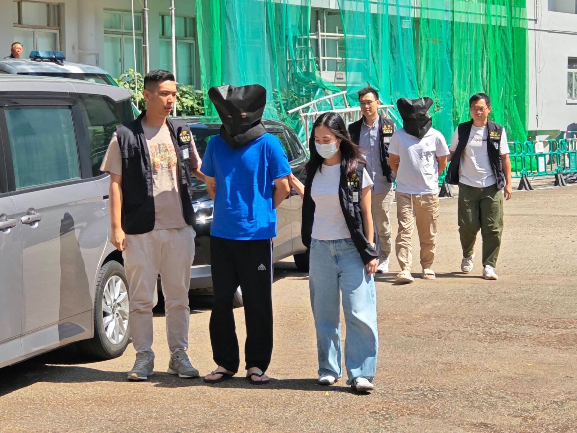 觀塘內地男3000萬元金粒變8支柔順劑,警起回贓物拘兩賊。