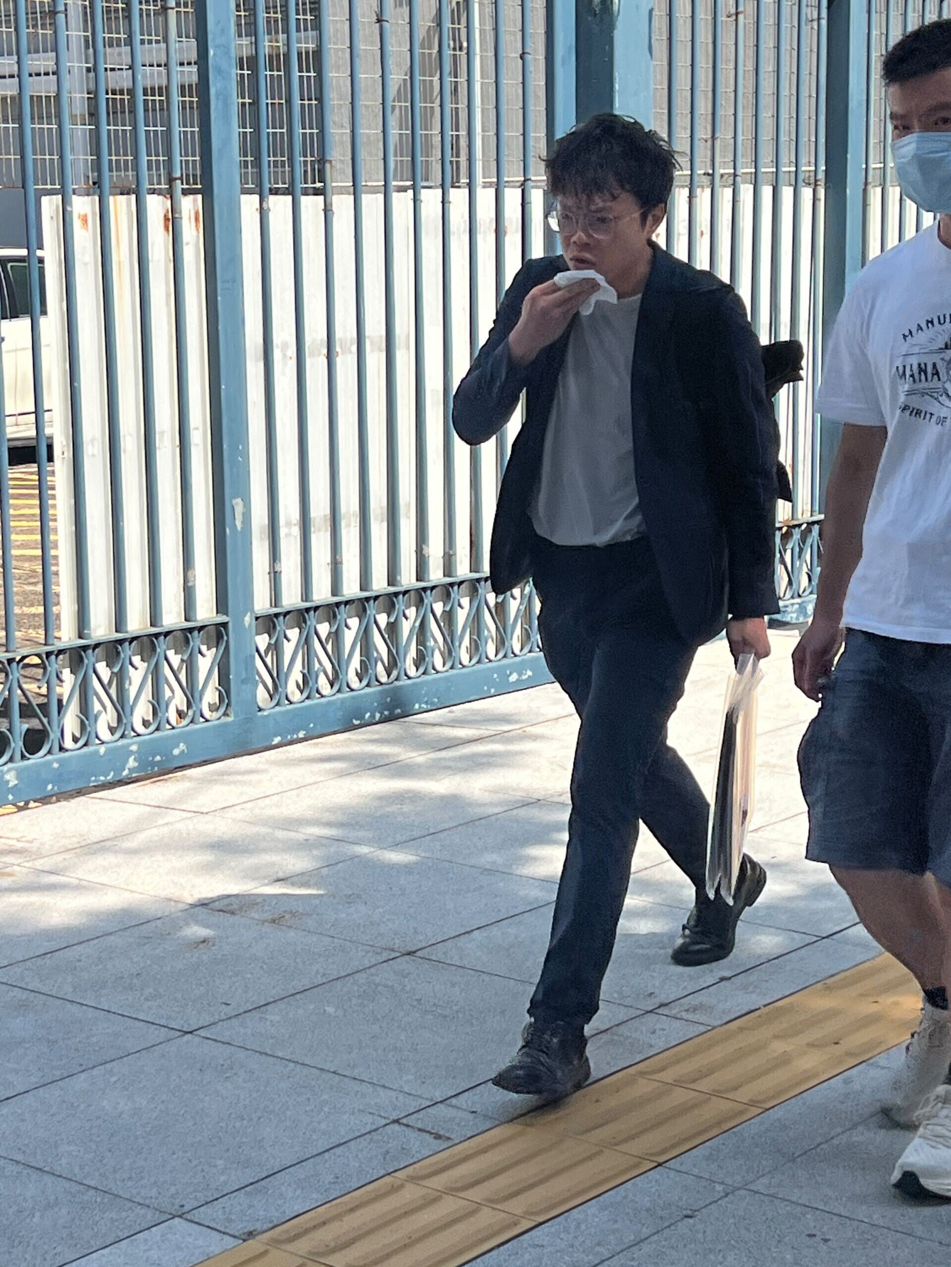 警國安處拘兩男女包括黃嘉浩,涉發佈煽動帖文同時賣保險圖利。