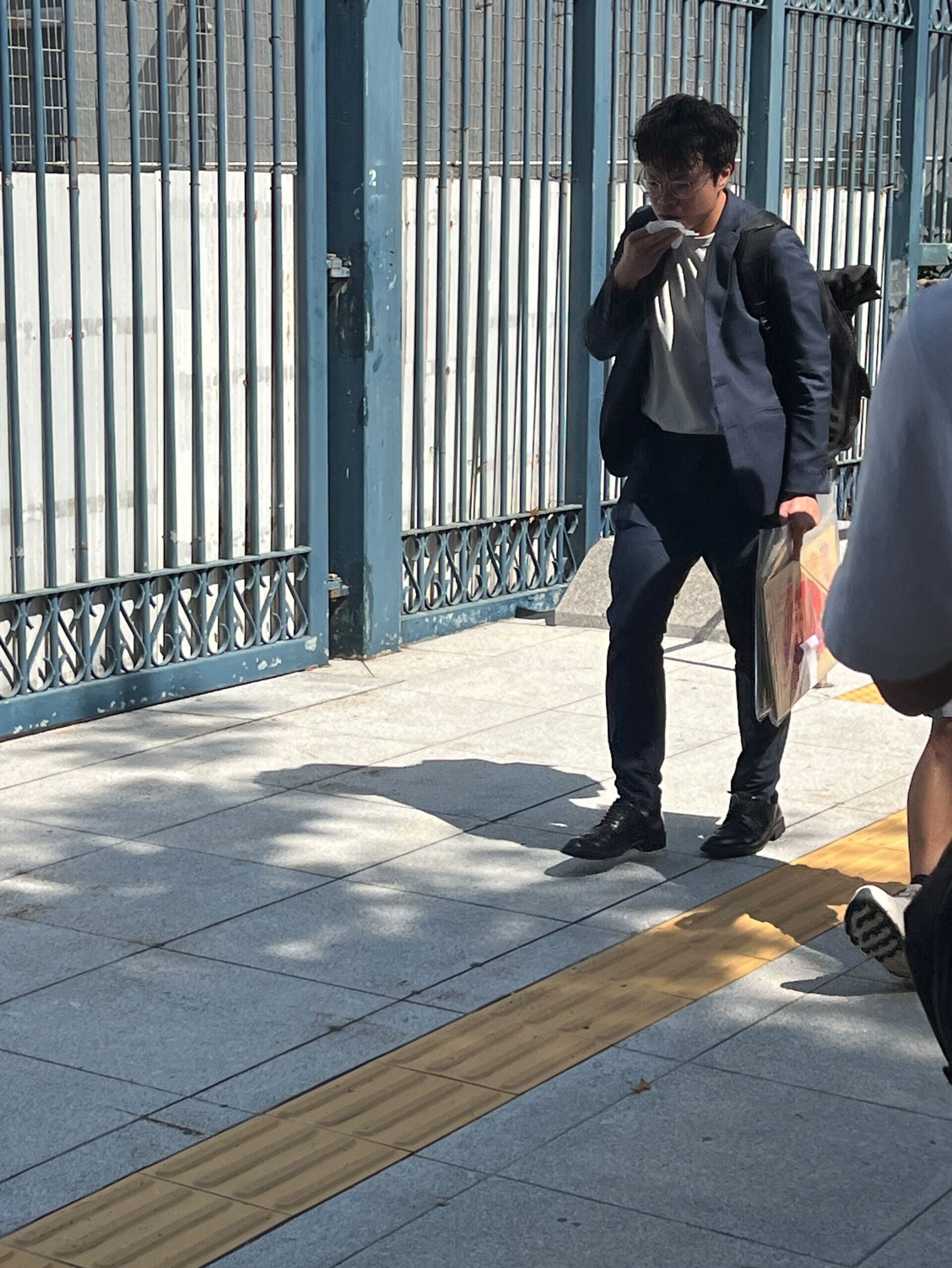 警國安處拘兩男女包括黃嘉浩,涉發佈煽動帖文同時賣保險圖利。