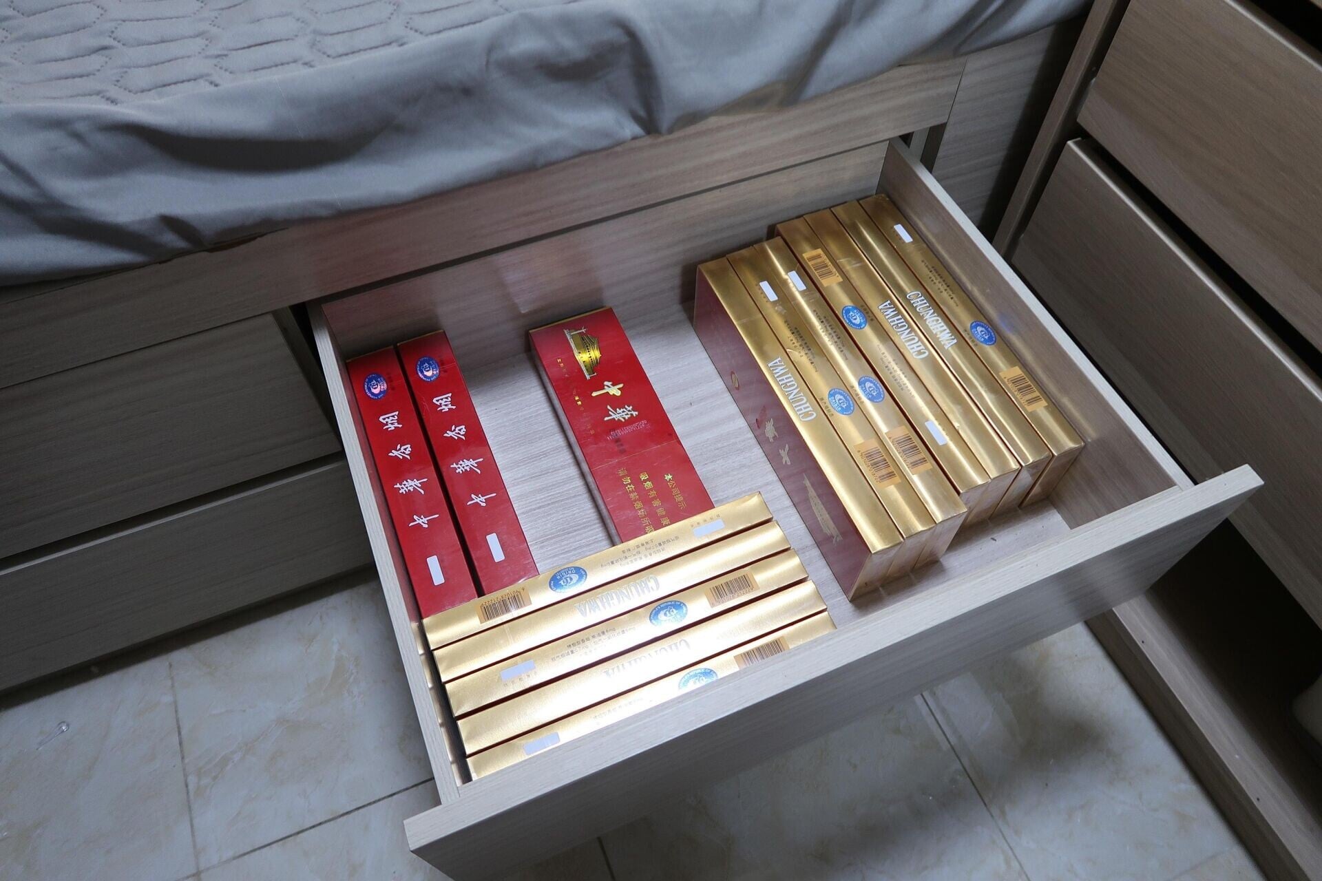 海關在柴灣峰華邨進行反私煙行動,期間截查一名56歲男子,並在其隨身物品及租住的公屋單位內,檢獲一批私煙(政府新聞處)
