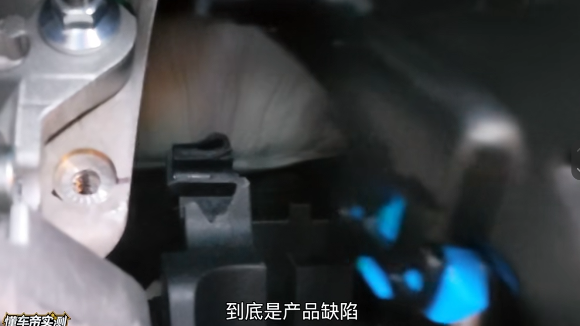 內地汽車媒體「懂車帝」實測，揭發尊界V800存在嚴重安全隱憂。(影片截圖)