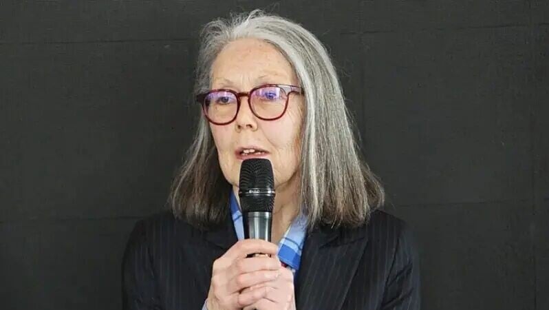 諾貝爾文學獎由加拿大女詩人Anne Carson奪得 與村上春樹同屬大熱