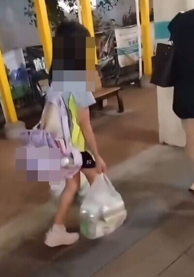 有街坊上前關心,想幫女童時,女童強調「爸爸唔畀」、「爸爸會鬧」,甚至提及「成日幫手拎啤酒」。(FB/富泰邨 Fu Tai Estate)