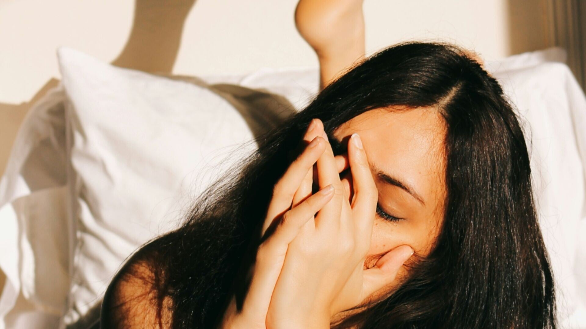 失眠｜明明好攰但年紀愈大半夜愈易醒？醫生指扎醒做3件事一覺瞓天光！