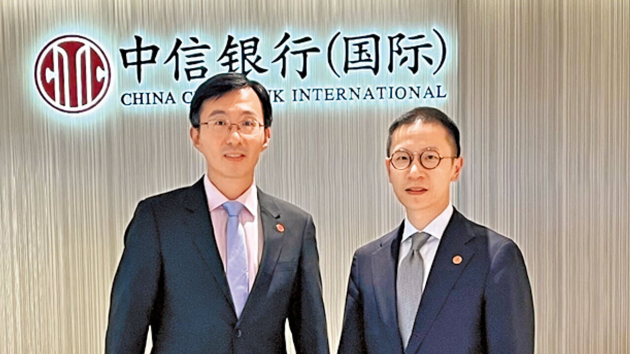 信銀國際指，美聯儲希望抑制通脹至2%，但短期內難以做到。圖左為丁孟，右為張浩恩。（am730記者攝）