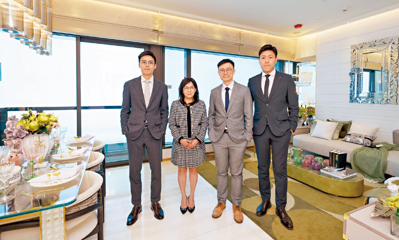 陳淑芳(左二)稱，33清水灣1期示範單位今日起正式對外開放。