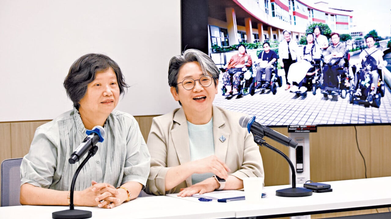 陳文宜(右)和Rita(左)期望推動院舍「跨代共居」模式。(周令知攝)